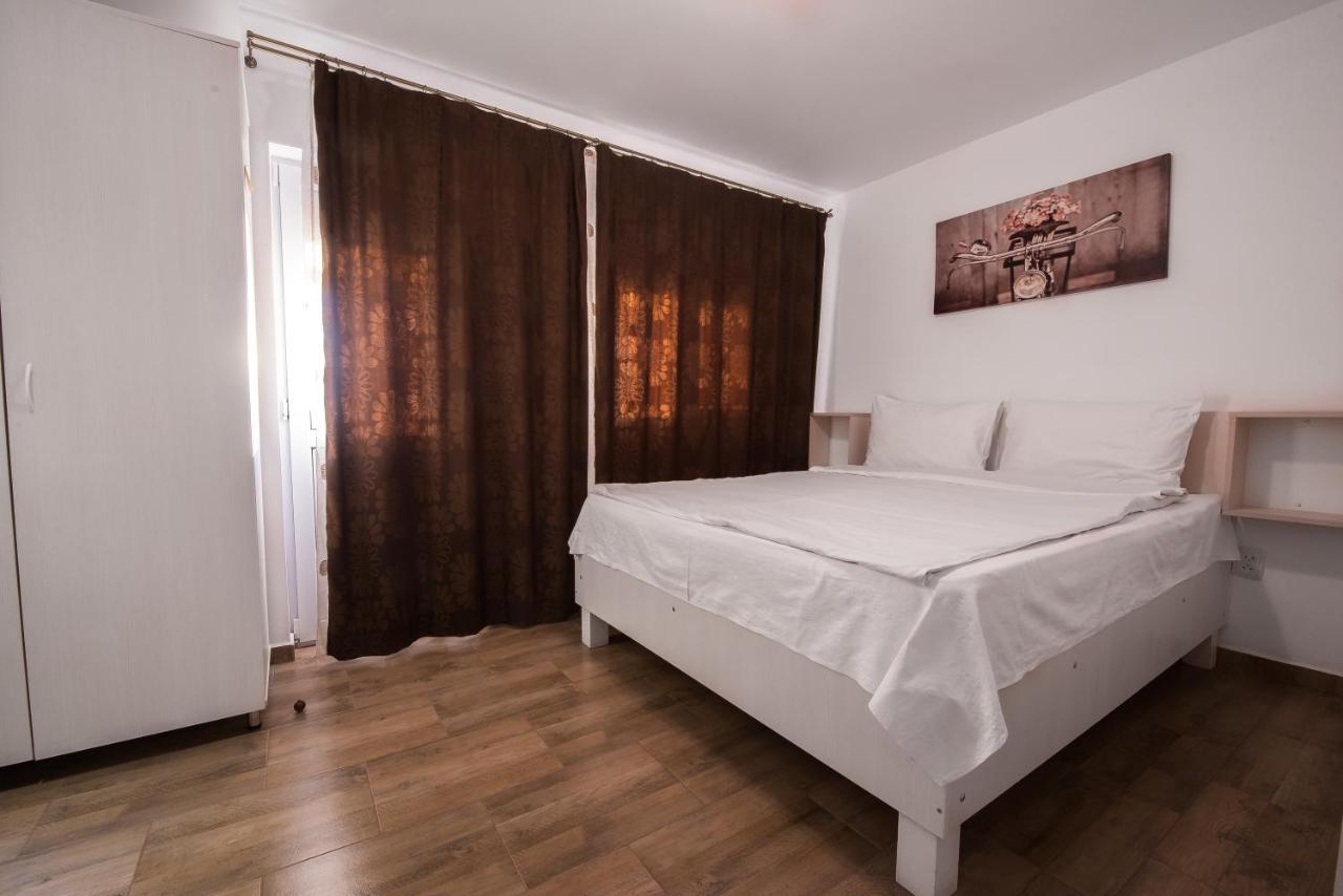Casa 4 Odai Hotel Douazeci si Trei August Ngoại thất bức ảnh